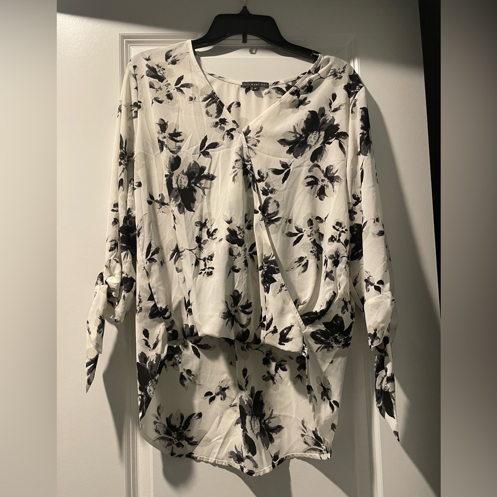 Women’s Medium West Kei Black and White Floral Blouse